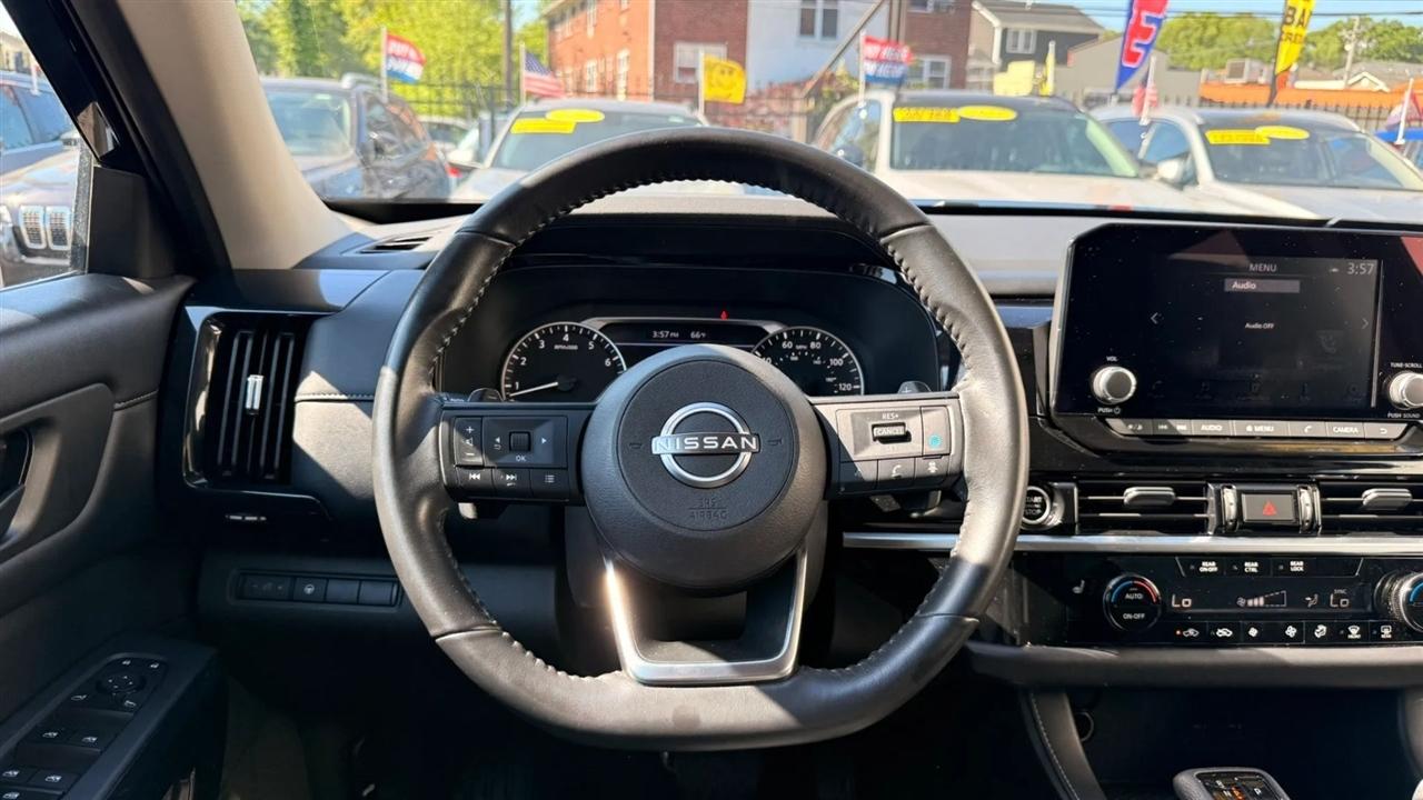 Nissan Pathfinder SV 2024