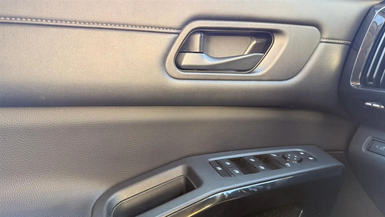 Nissan Pathfinder SV 2024