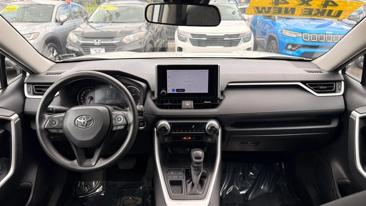Toyota RAV4 XLE 2024