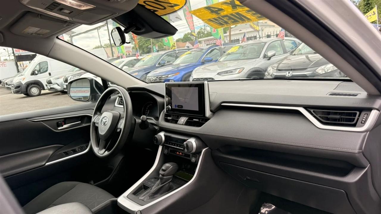 Toyota RAV4 XLE 2024