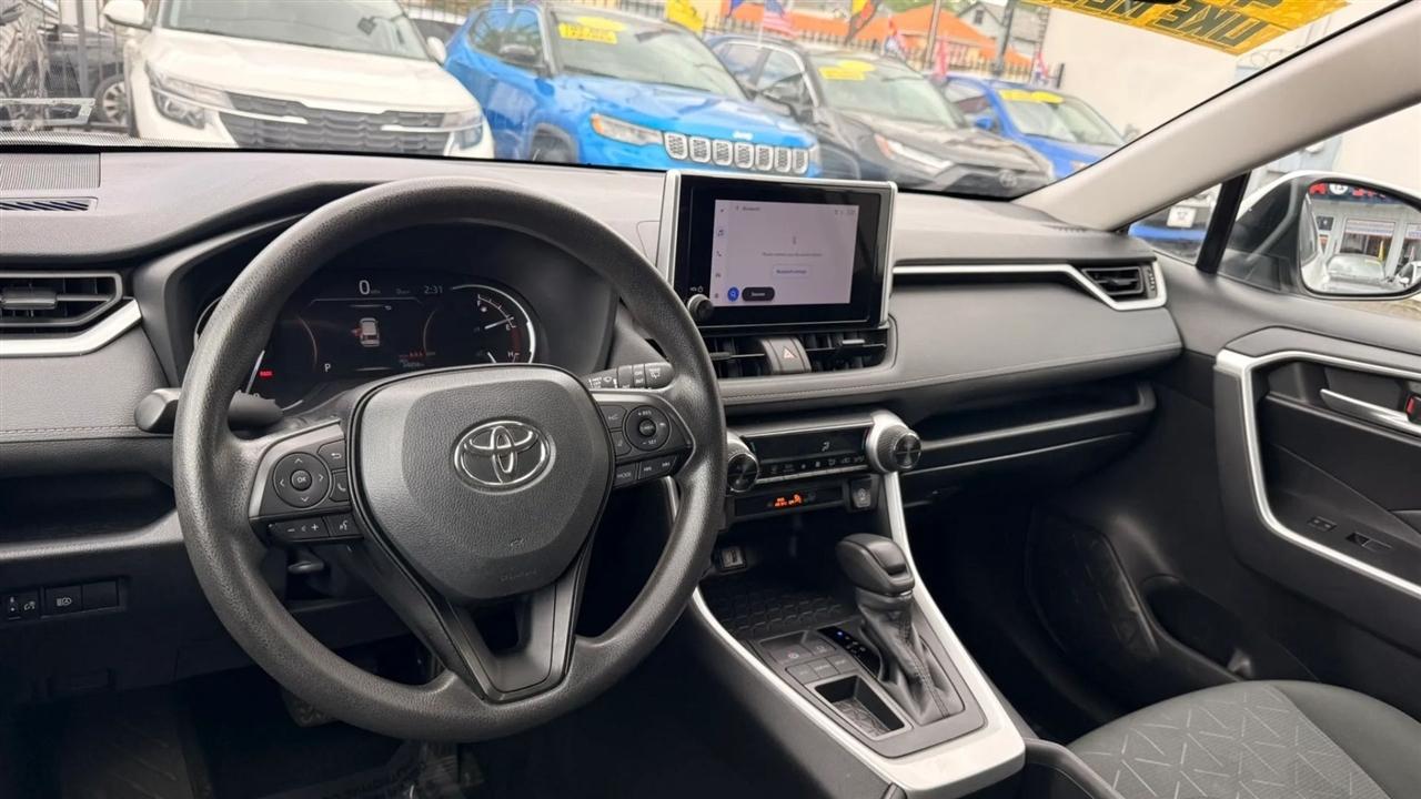Toyota RAV4 XLE 2024