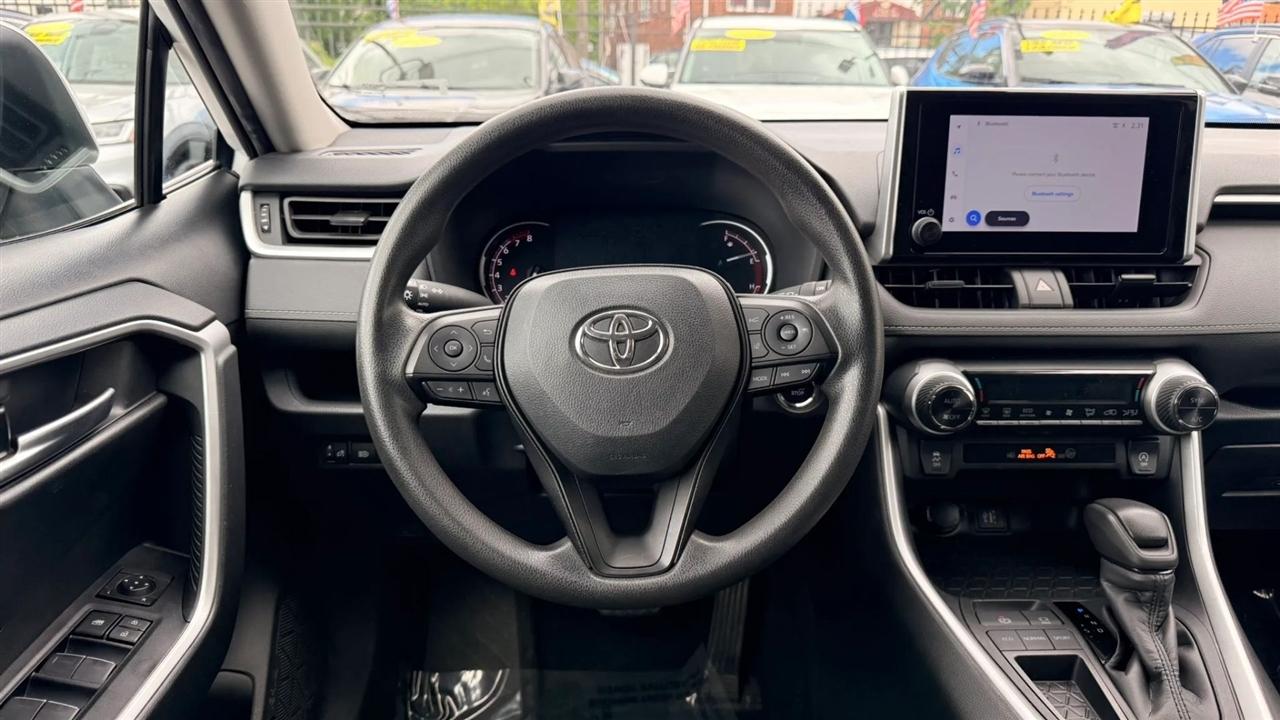 Toyota RAV4 XLE 2024