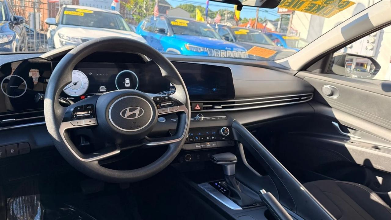 Hyundai Elantra SEL 2024