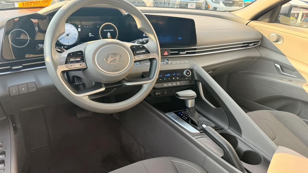 Hyundai Elantra SEL 2024