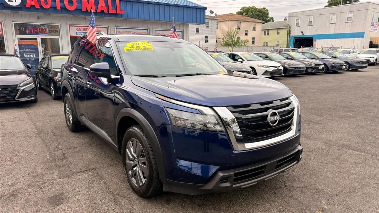 Nissan Pathfinder SV 2025