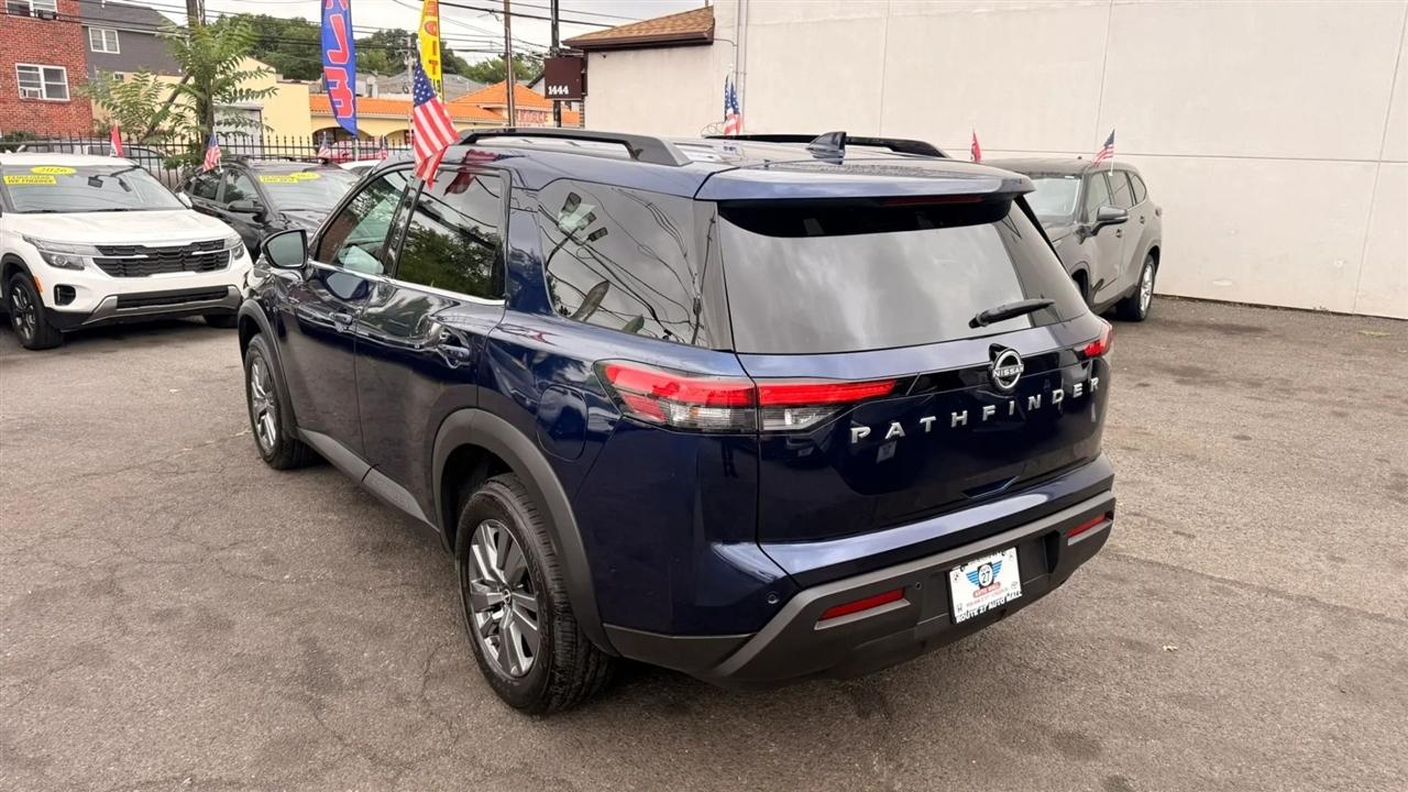 Nissan Pathfinder SV 2025