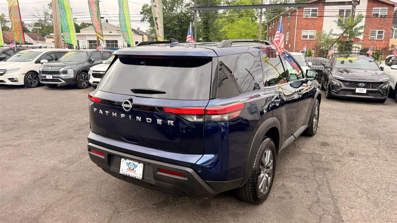 Nissan Pathfinder SV 2025