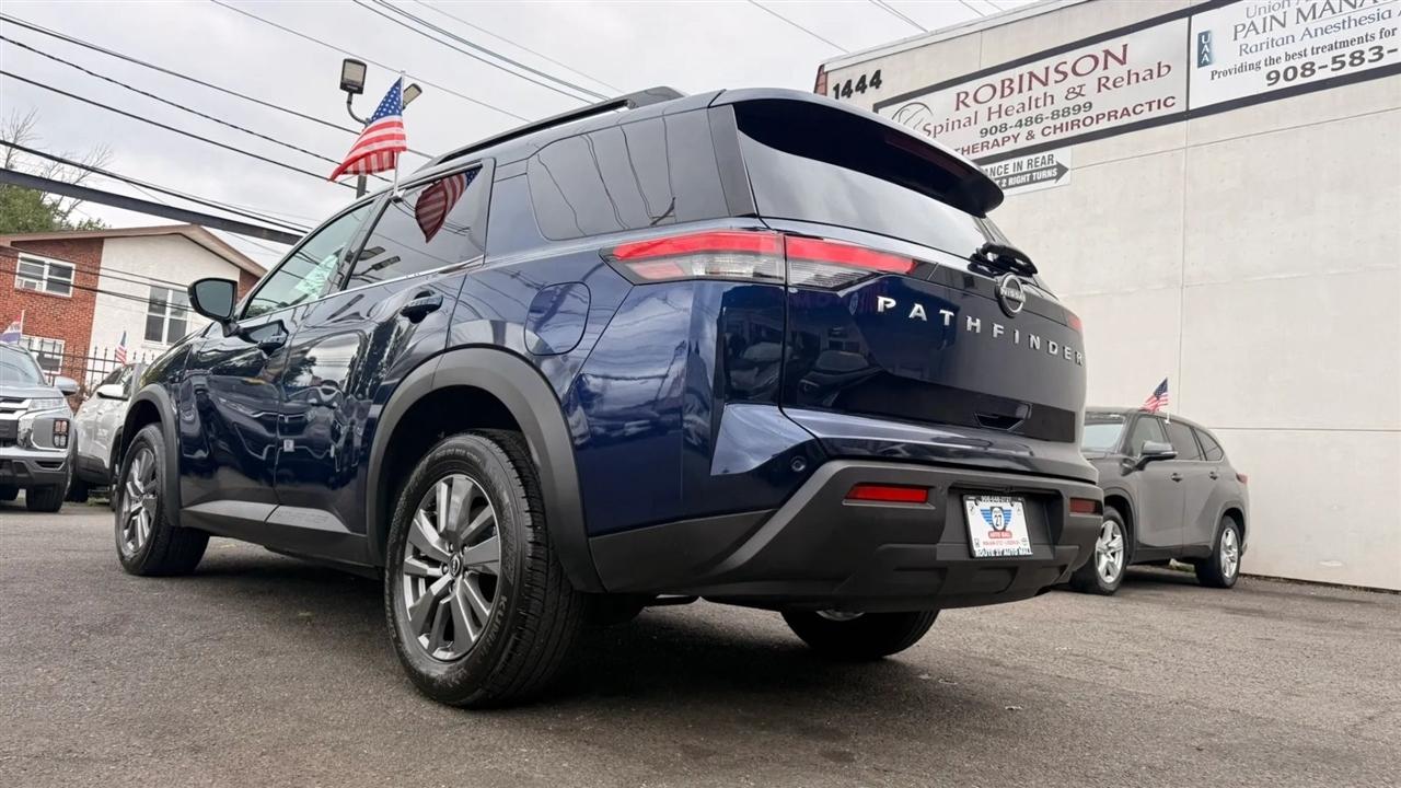 Nissan Pathfinder SV 2025
