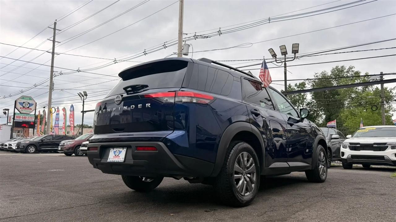 Nissan Pathfinder SV 2025