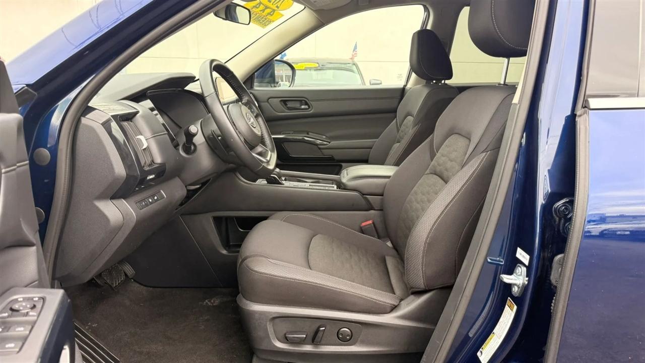 Nissan Pathfinder SV 2025