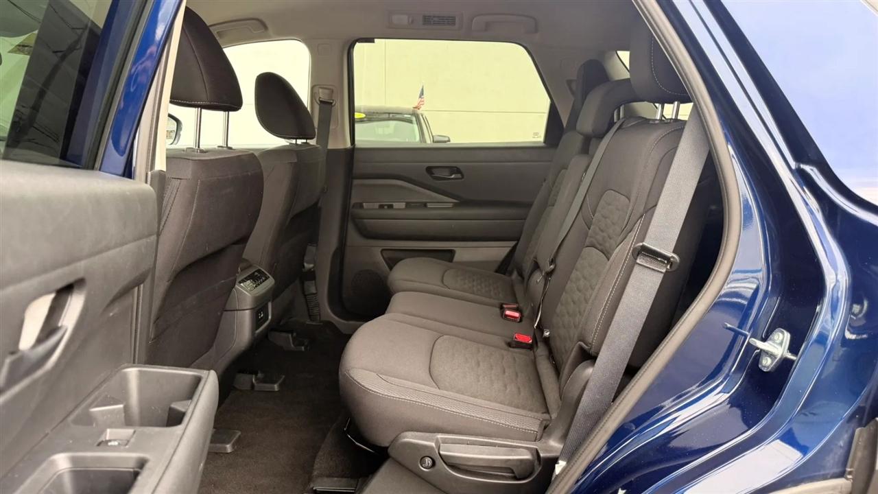 Nissan Pathfinder SV 2025