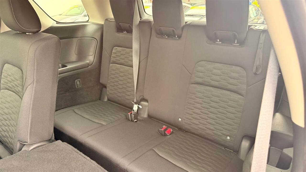 Nissan Pathfinder SV 2025