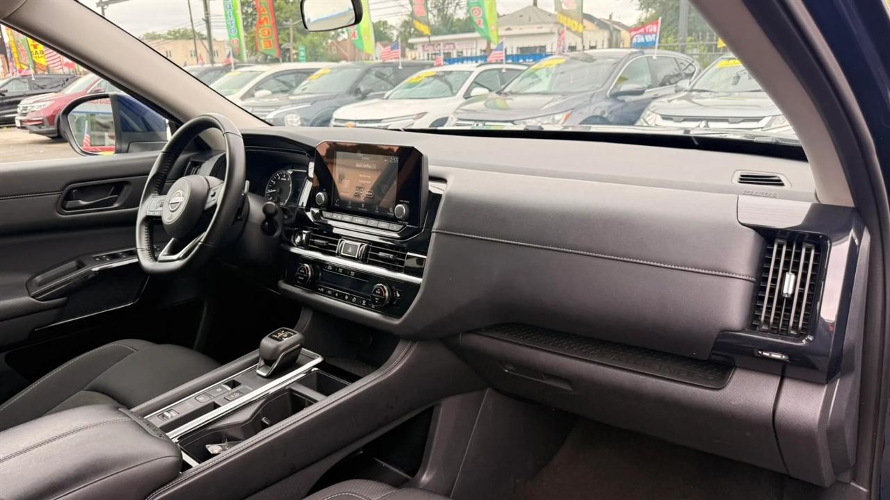 Nissan Pathfinder SV 2025
