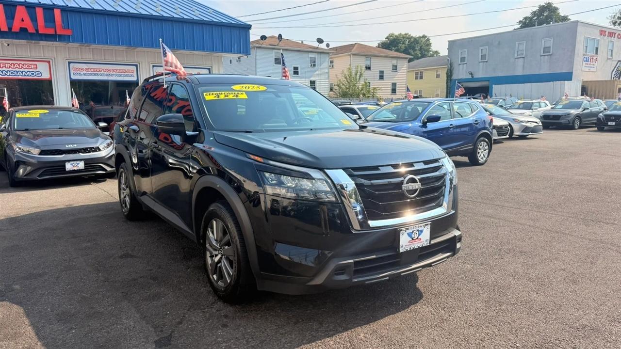 Nissan Pathfinder SV 2025