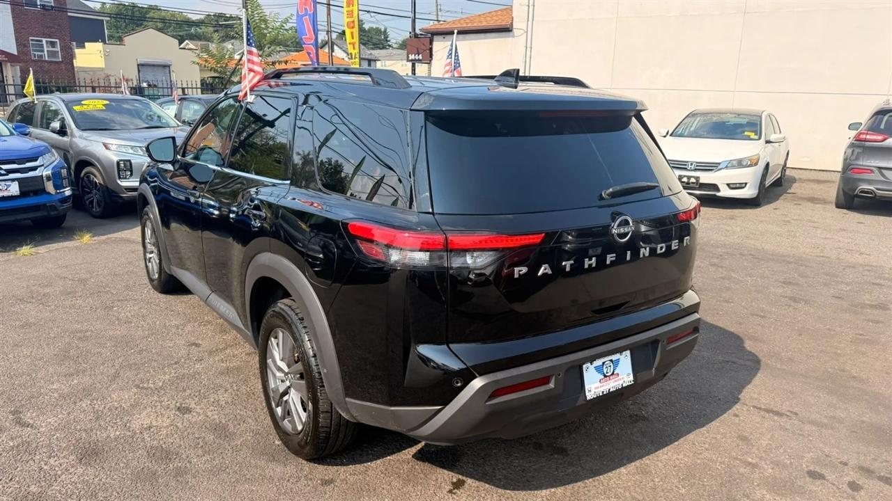 Nissan Pathfinder SV 2025