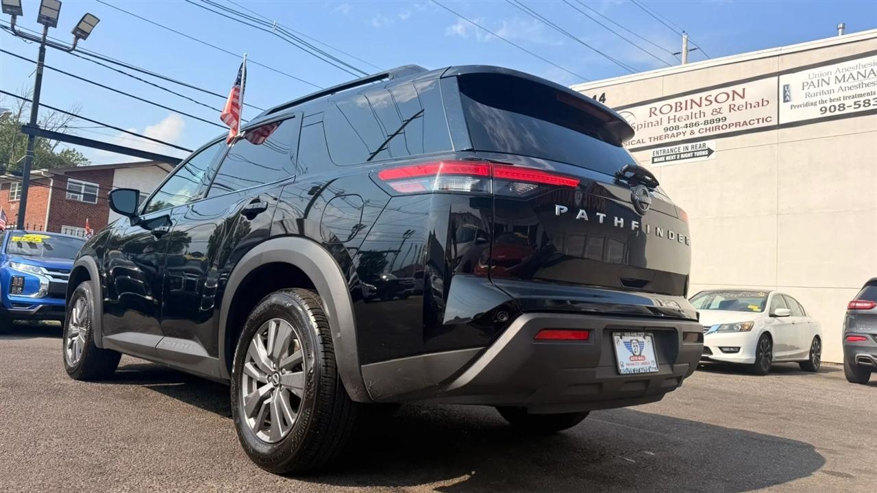 Nissan Pathfinder SV 2025