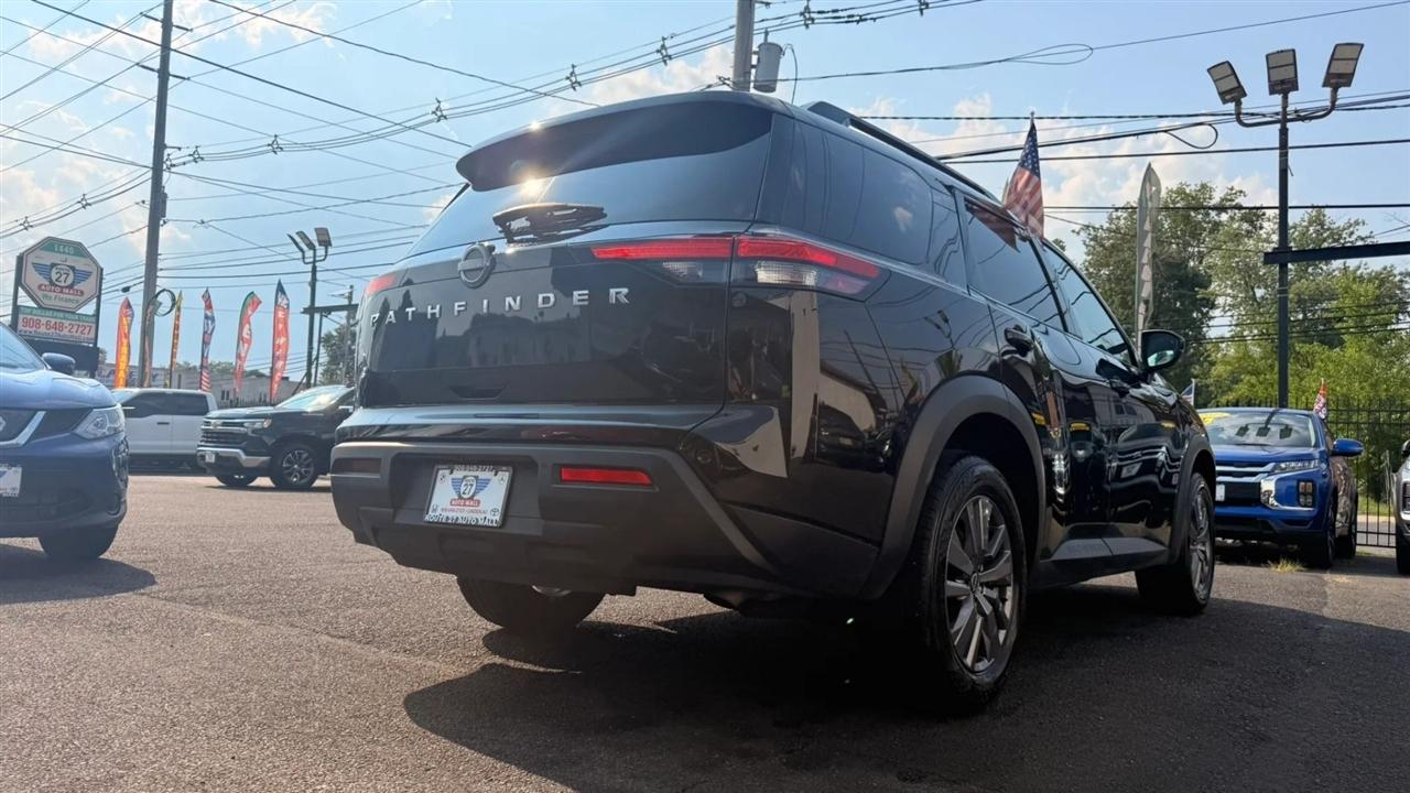 Nissan Pathfinder SV 2025