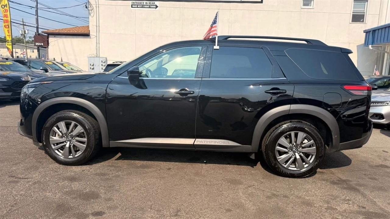 Nissan Pathfinder SV 2025