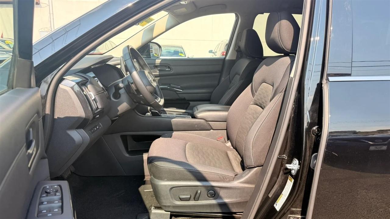 Nissan Pathfinder SV 2025