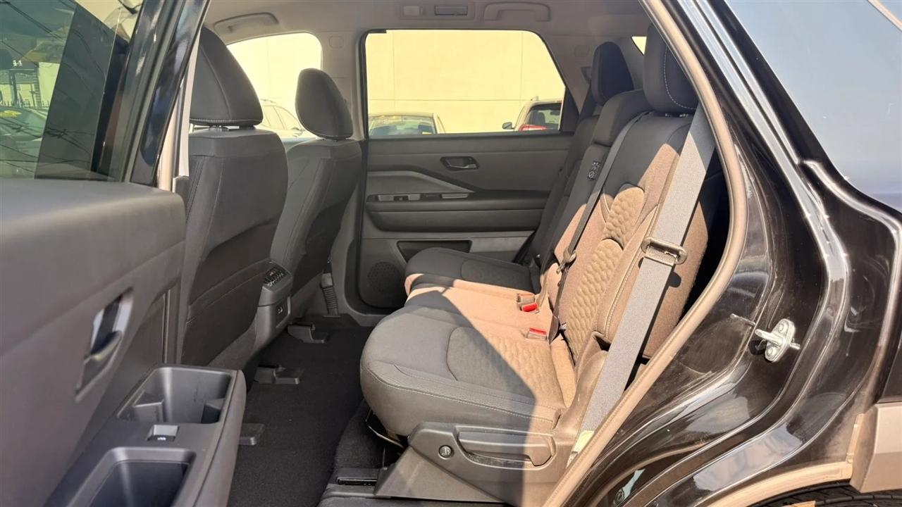 Nissan Pathfinder SV 2025
