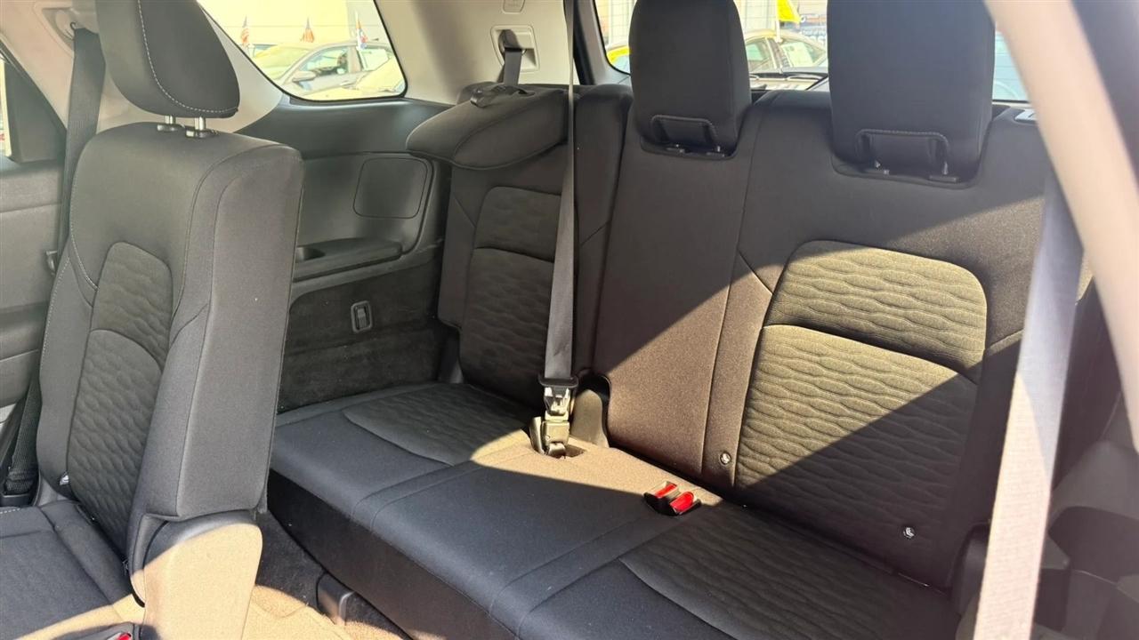 Nissan Pathfinder SV 2025