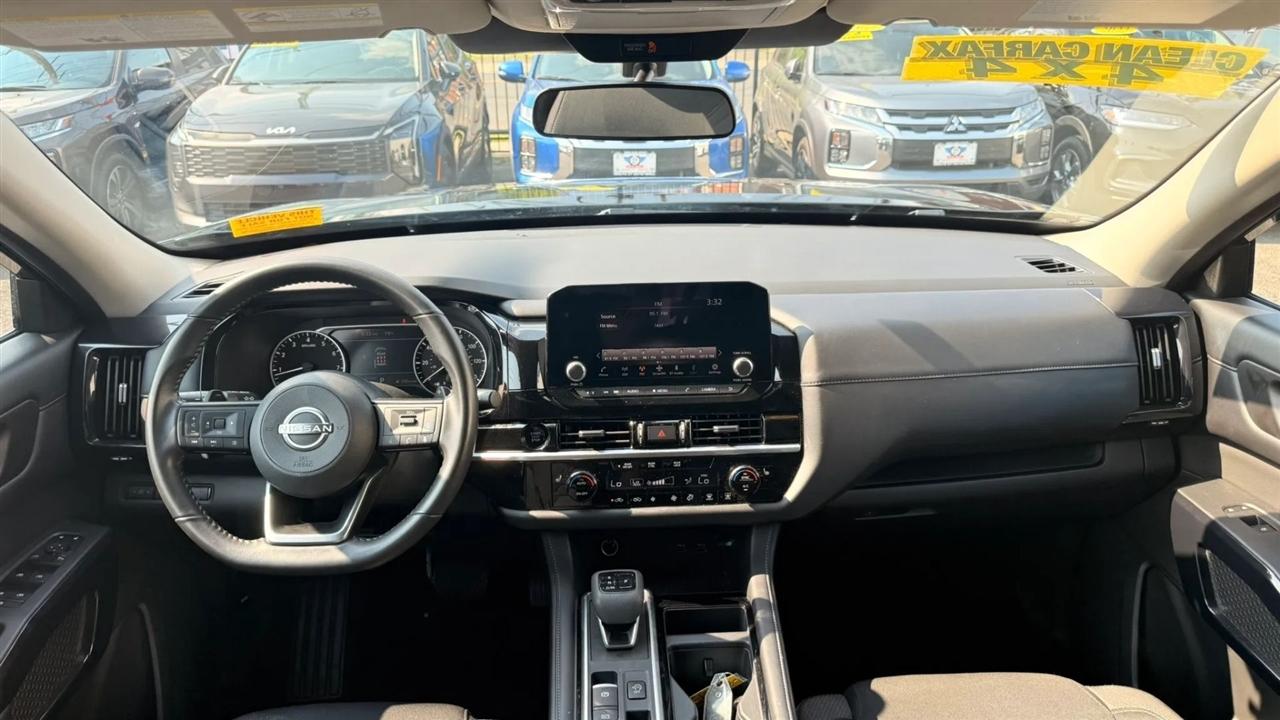 Nissan Pathfinder SV 2025