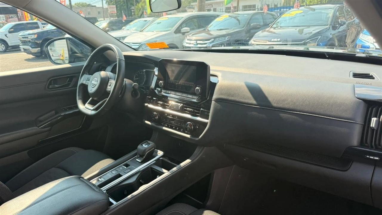 Nissan Pathfinder SV 2025
