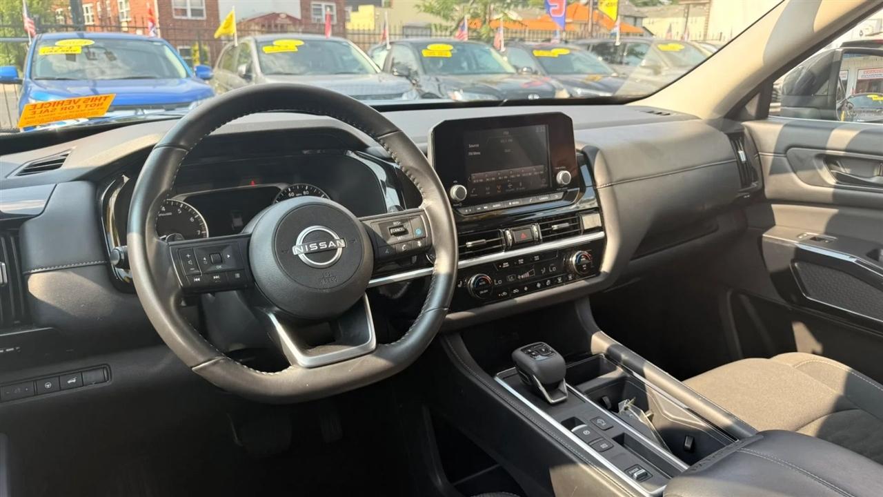 Nissan Pathfinder SV 2025