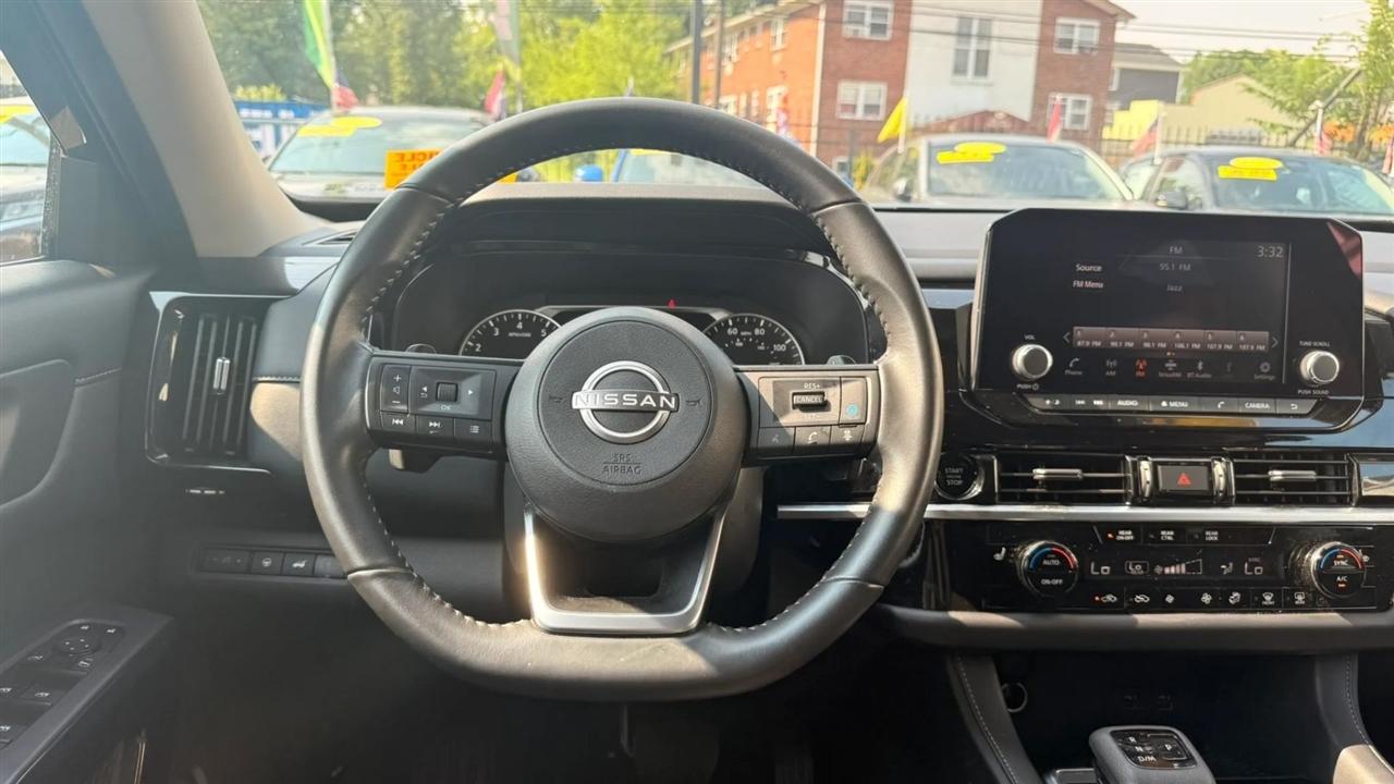 Nissan Pathfinder SV 2025