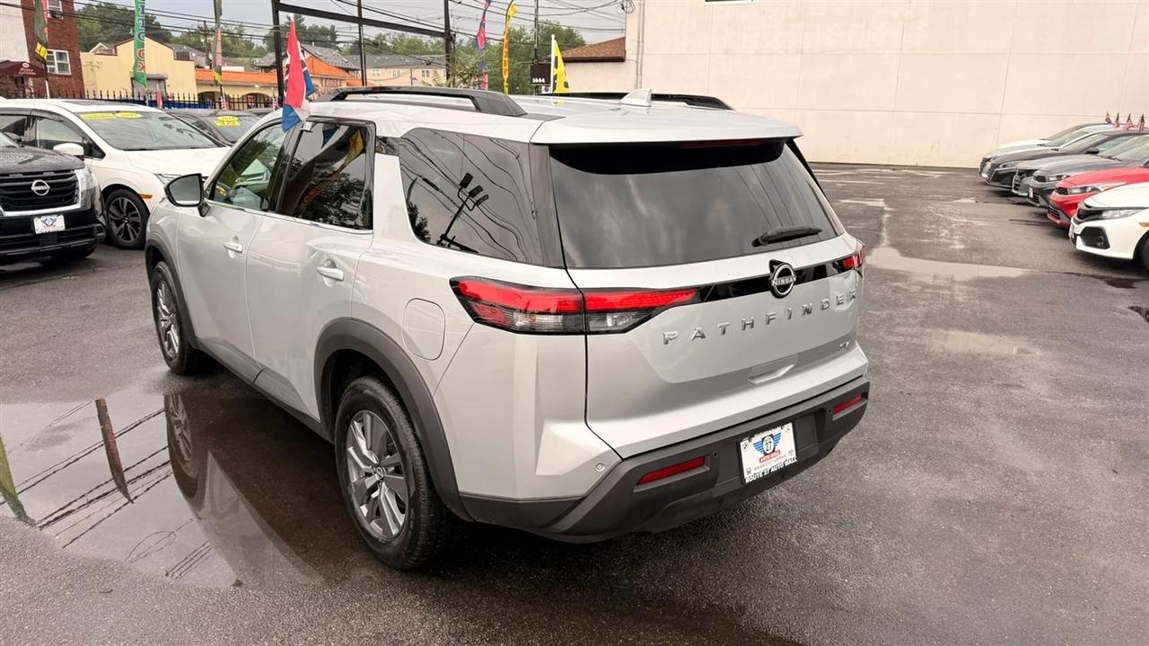 Nissan Pathfinder SV 2024