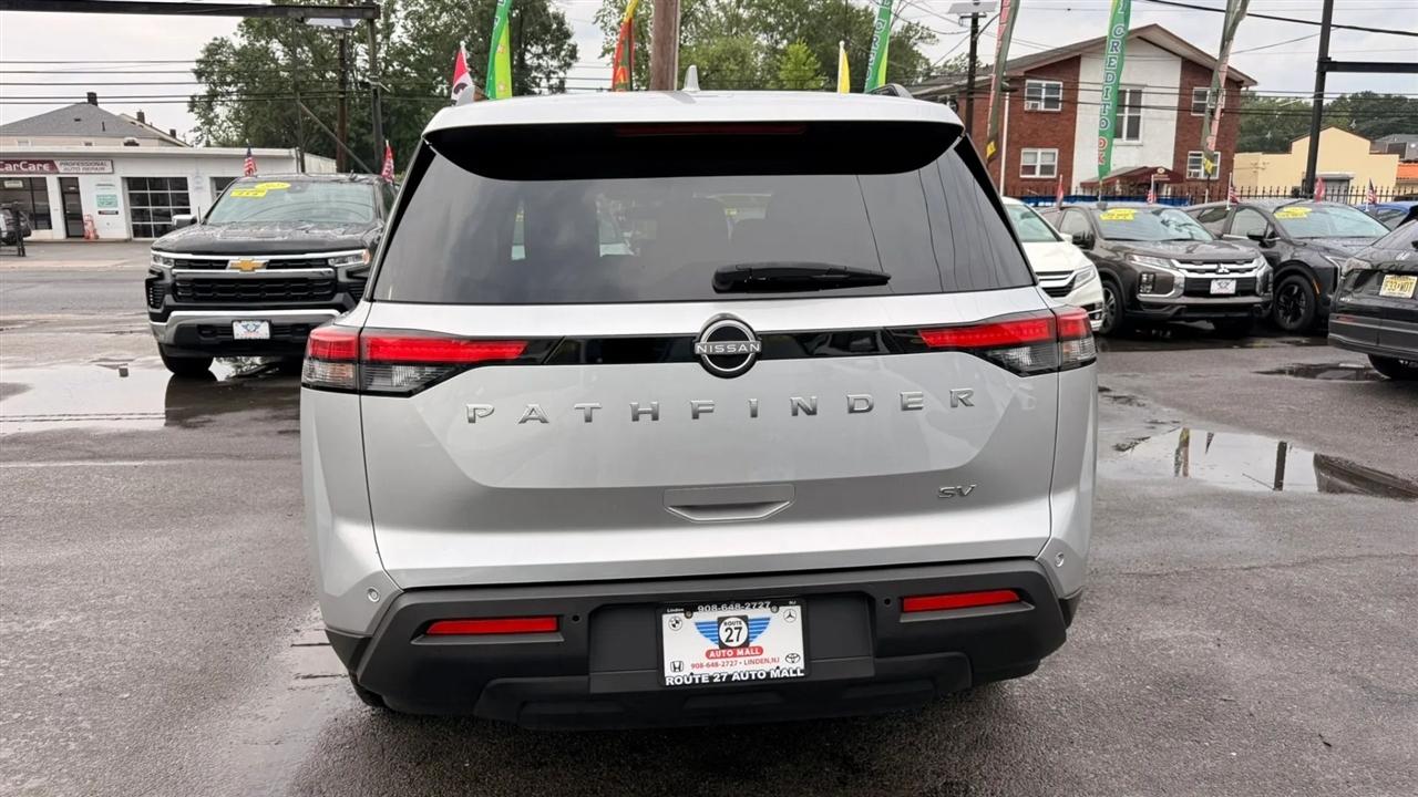 Nissan Pathfinder SV 2024