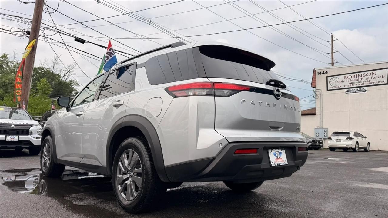 Nissan Pathfinder SV 2024