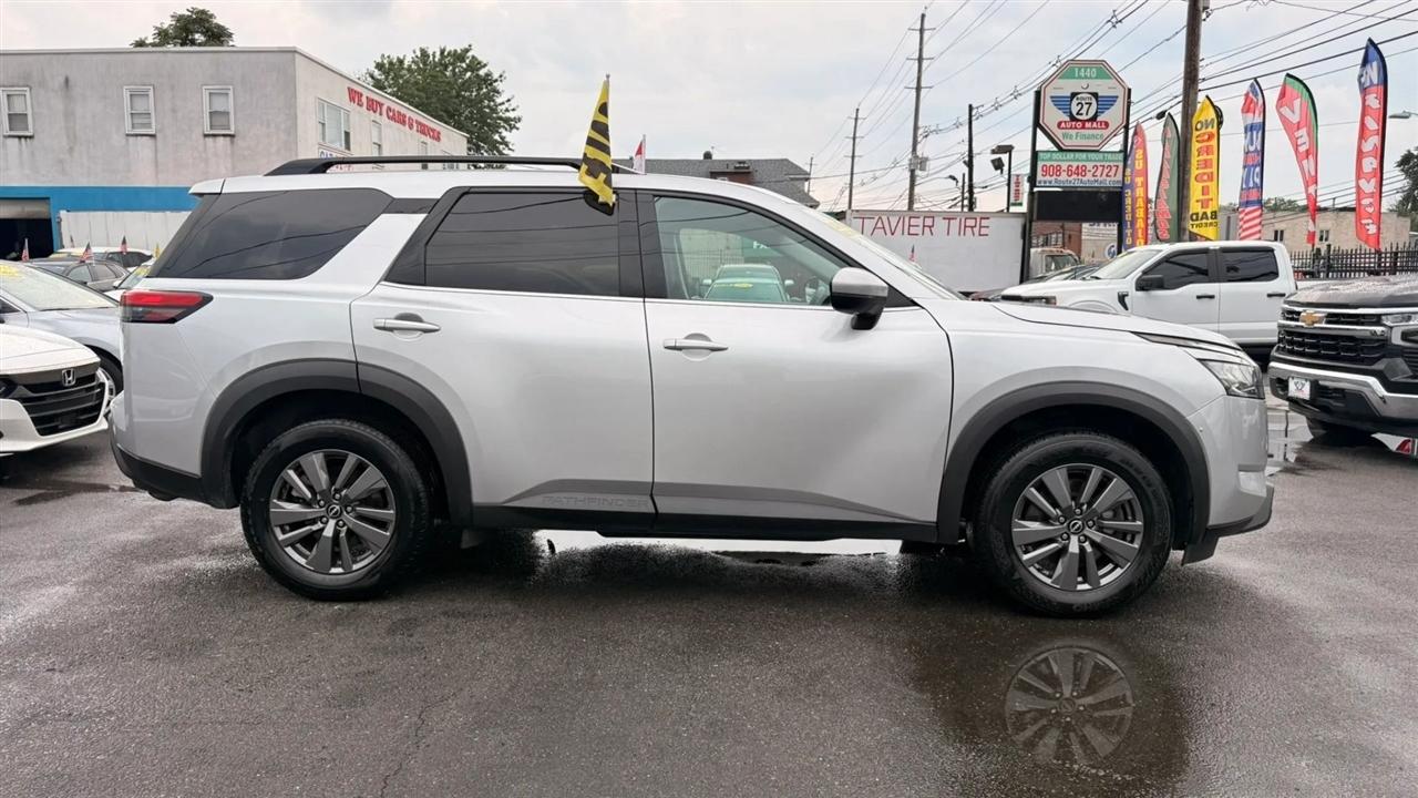Nissan Pathfinder SV 2024
