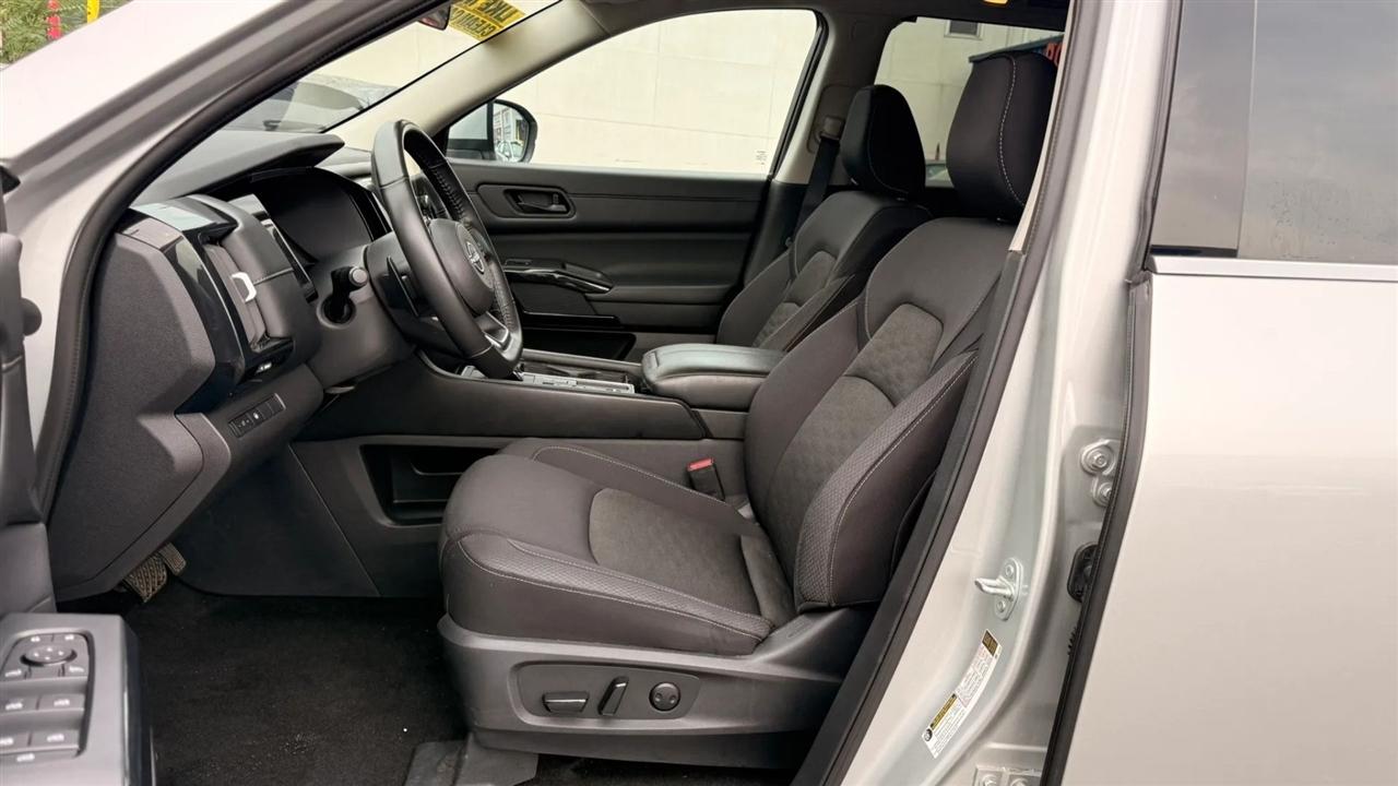 Nissan Pathfinder SV 2024