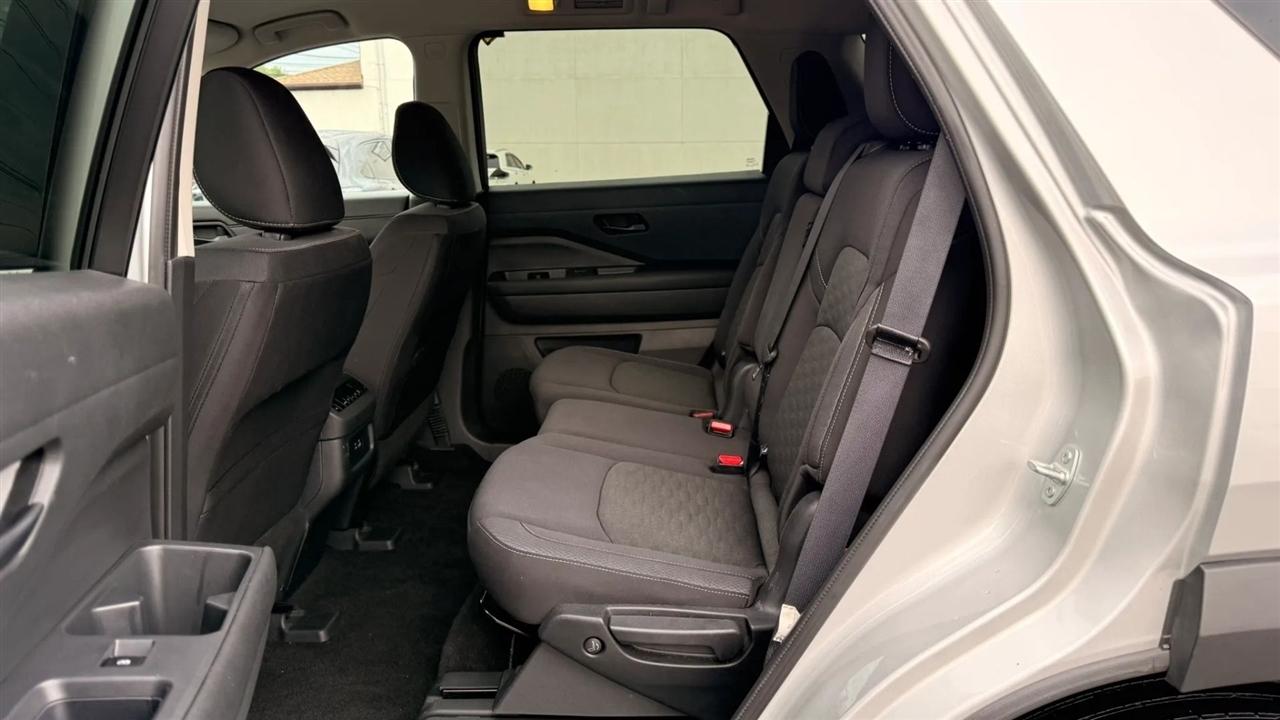 Nissan Pathfinder SV 2024