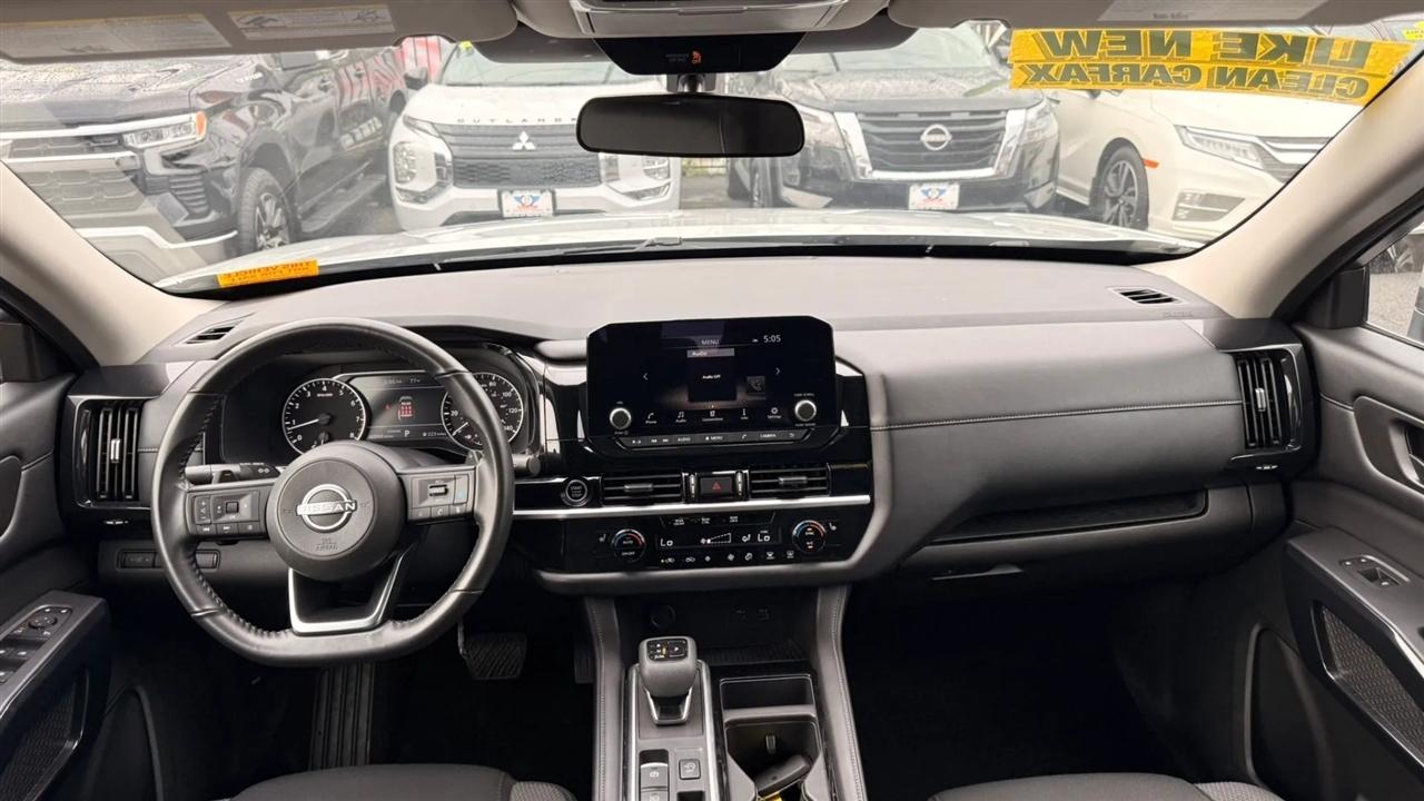 Nissan Pathfinder SV 2024