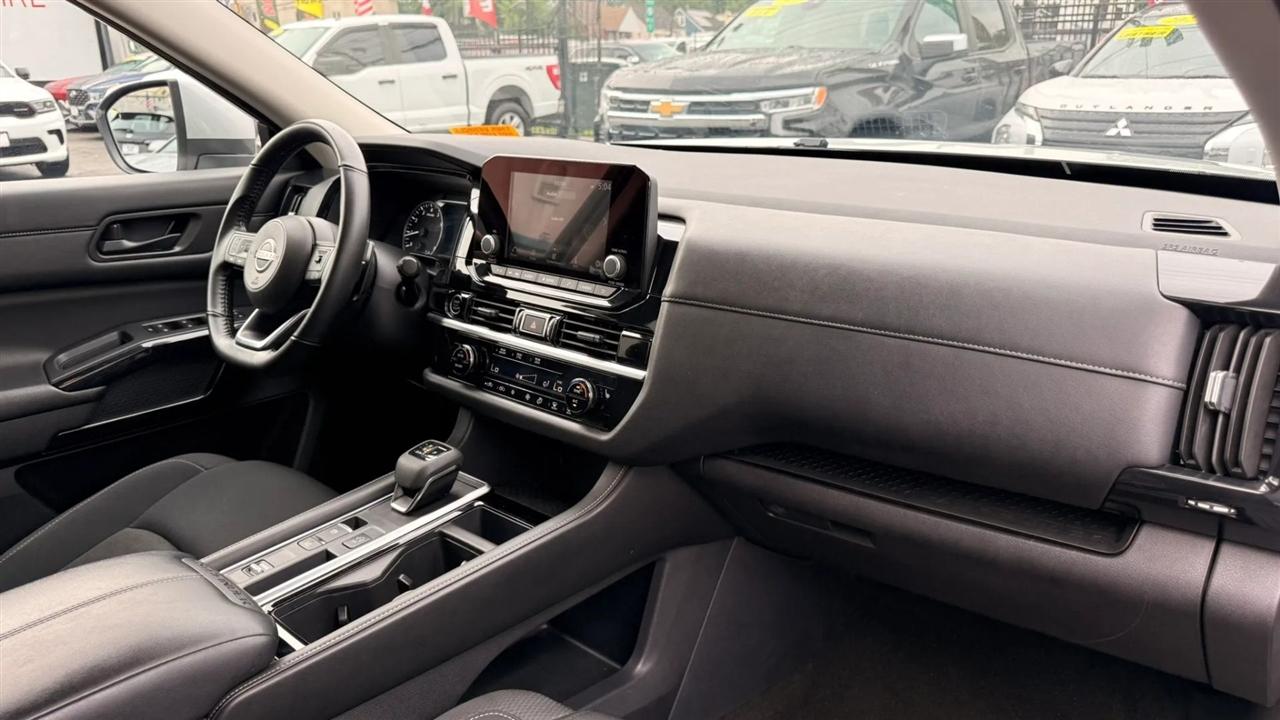 Nissan Pathfinder SV 2024