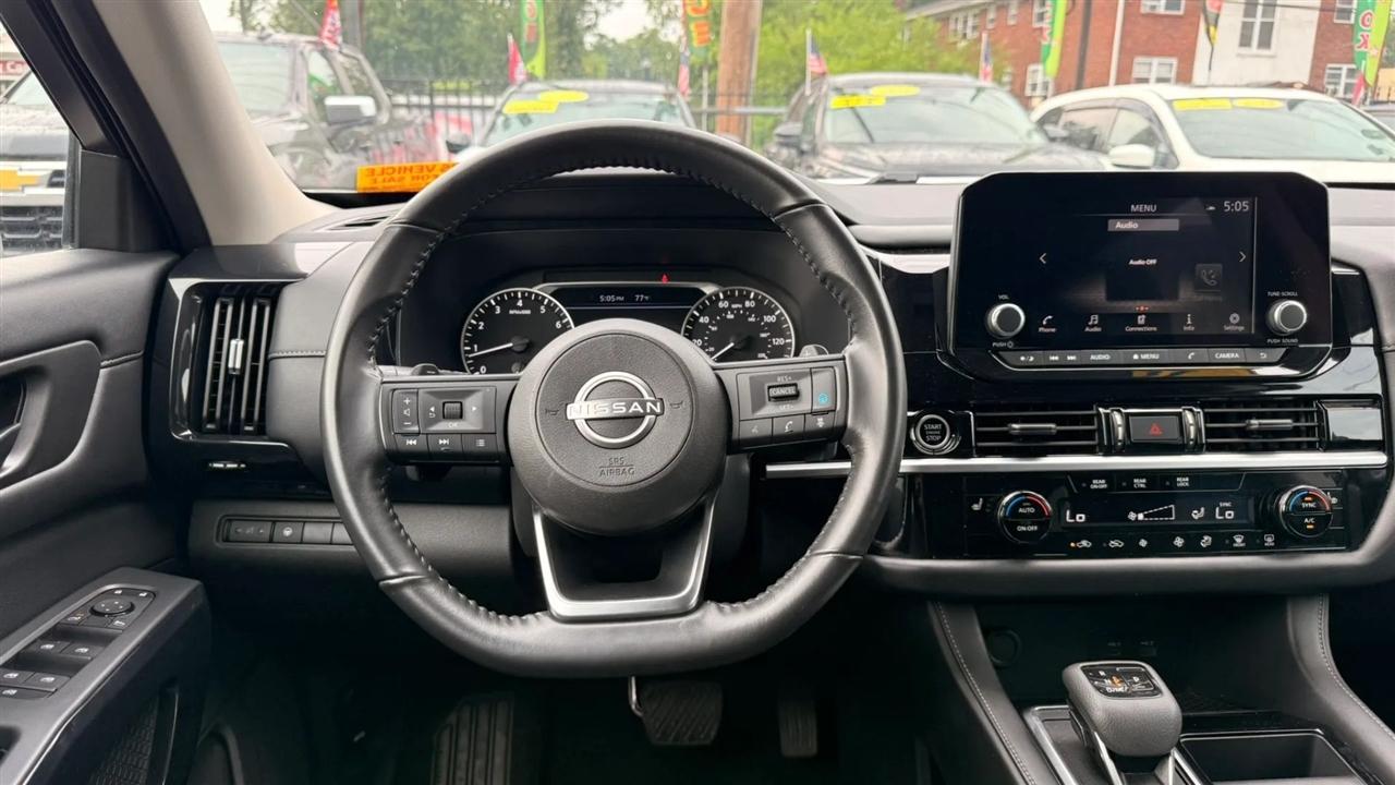Nissan Pathfinder SV 2024
