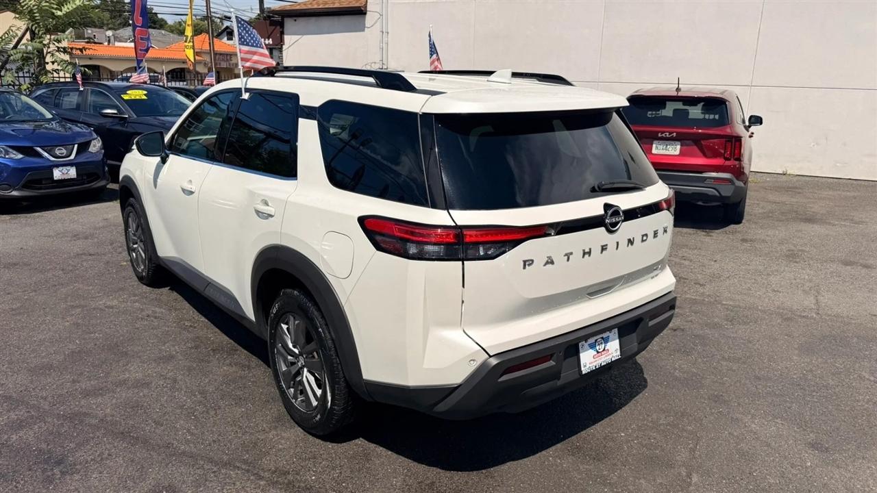 Nissan Pathfinder SV 2024