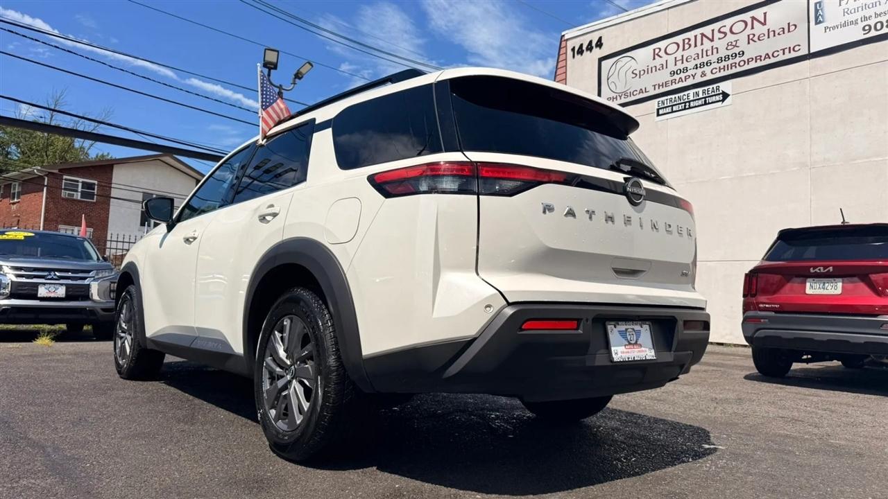 Nissan Pathfinder SV 2024