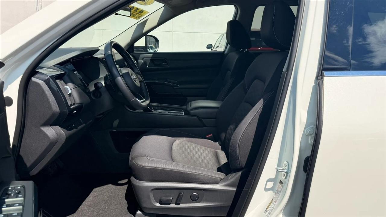 Nissan Pathfinder SV 2024