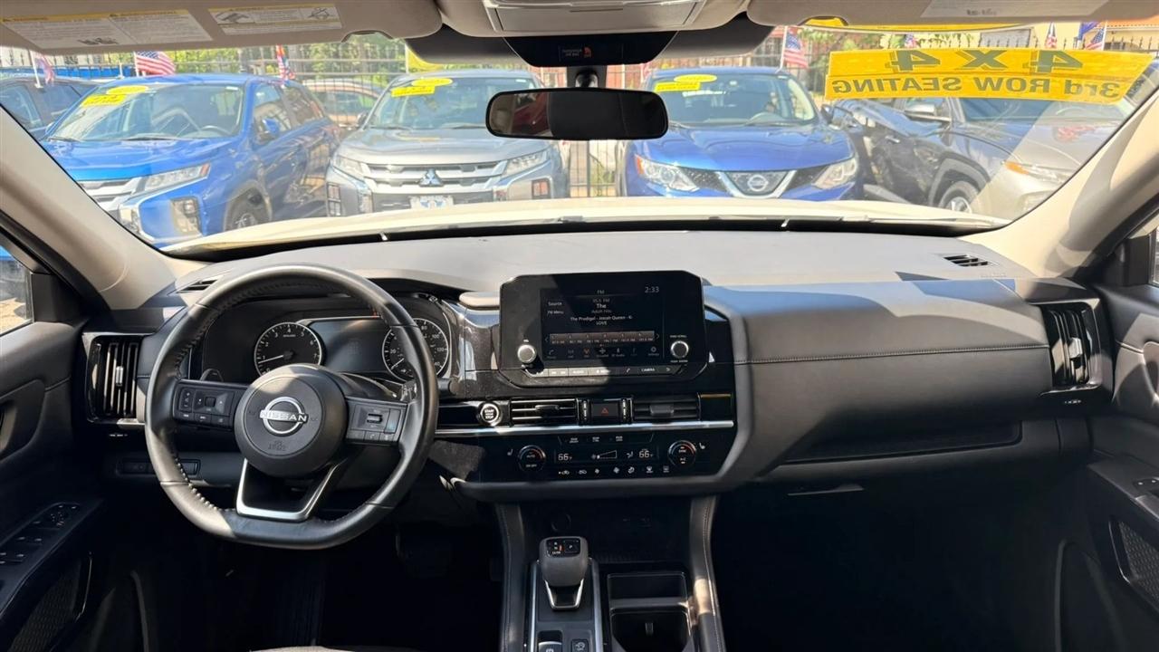 Nissan Pathfinder SV 2024