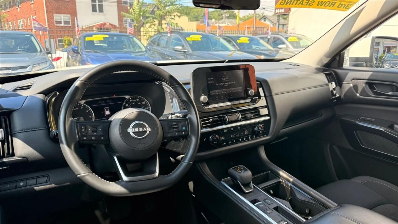 Nissan Pathfinder SV 2024