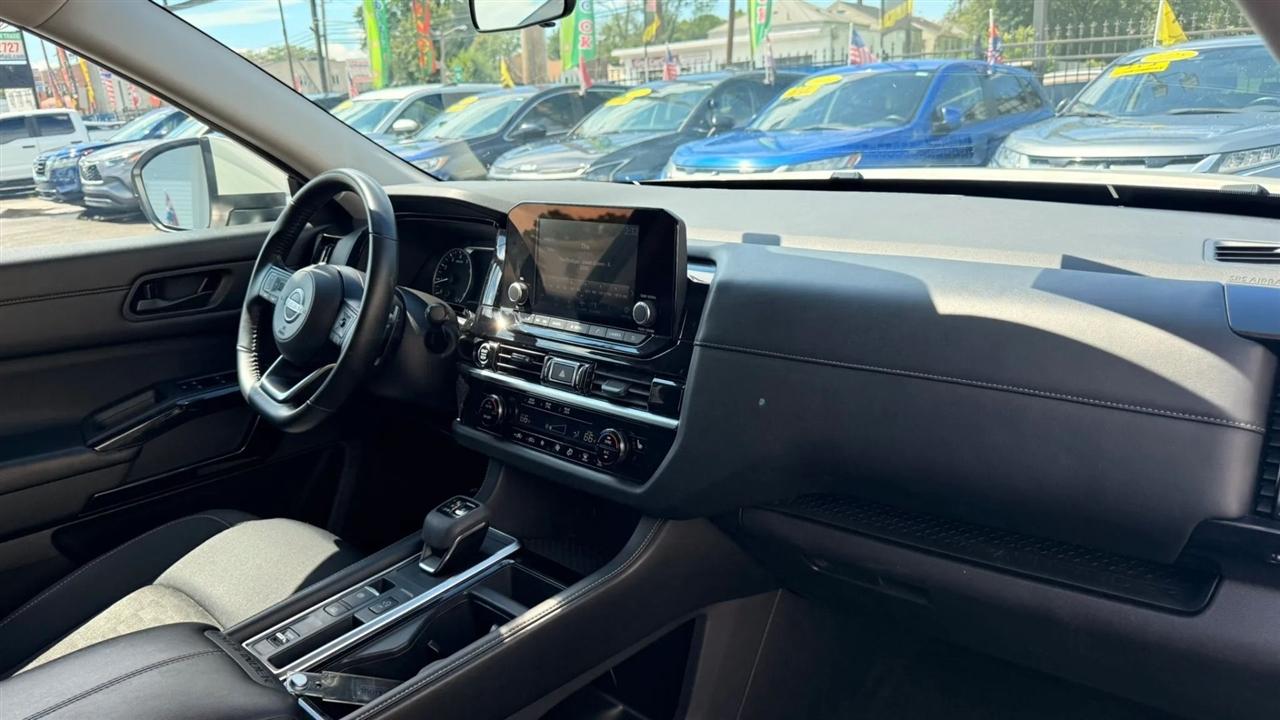 Nissan Pathfinder SV 2024