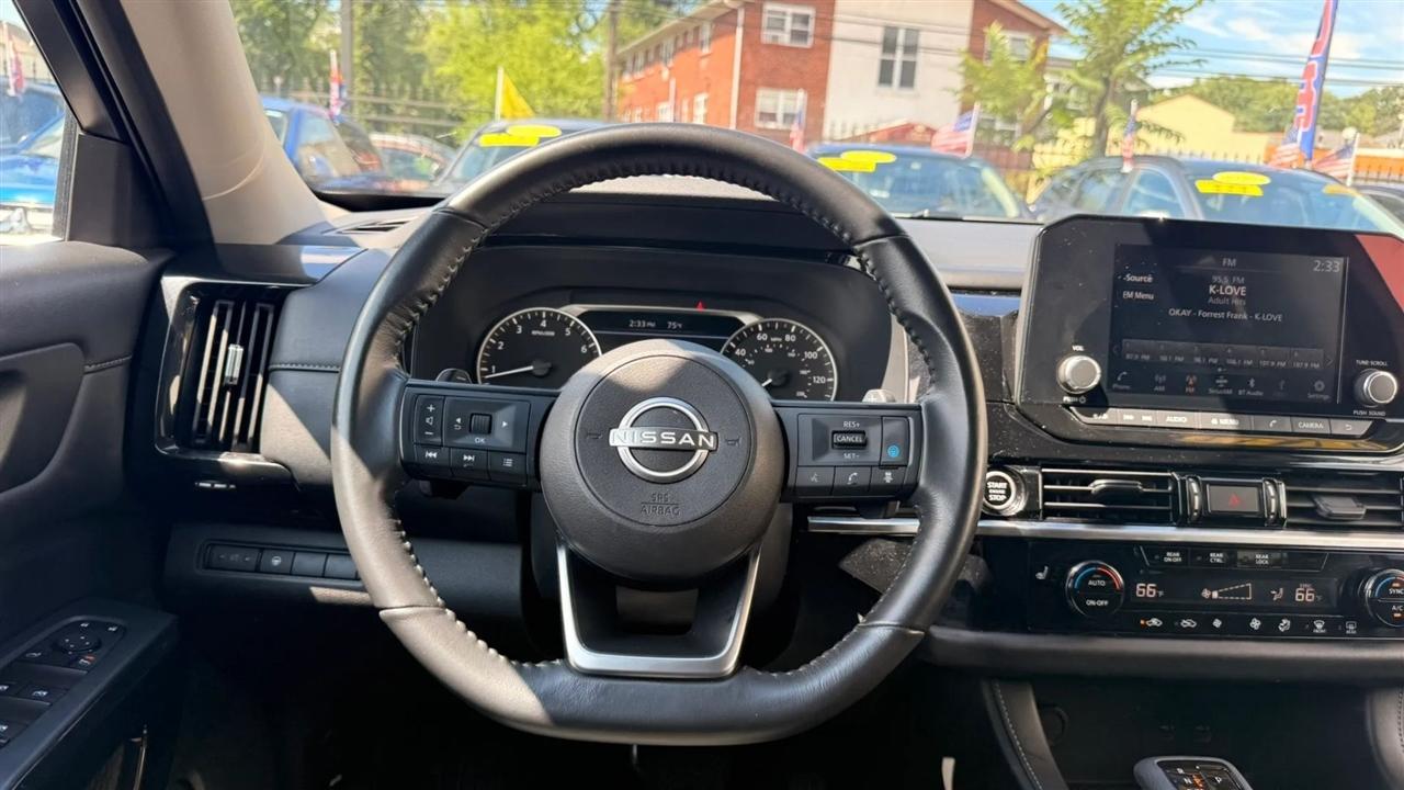 Nissan Pathfinder SV 2024
