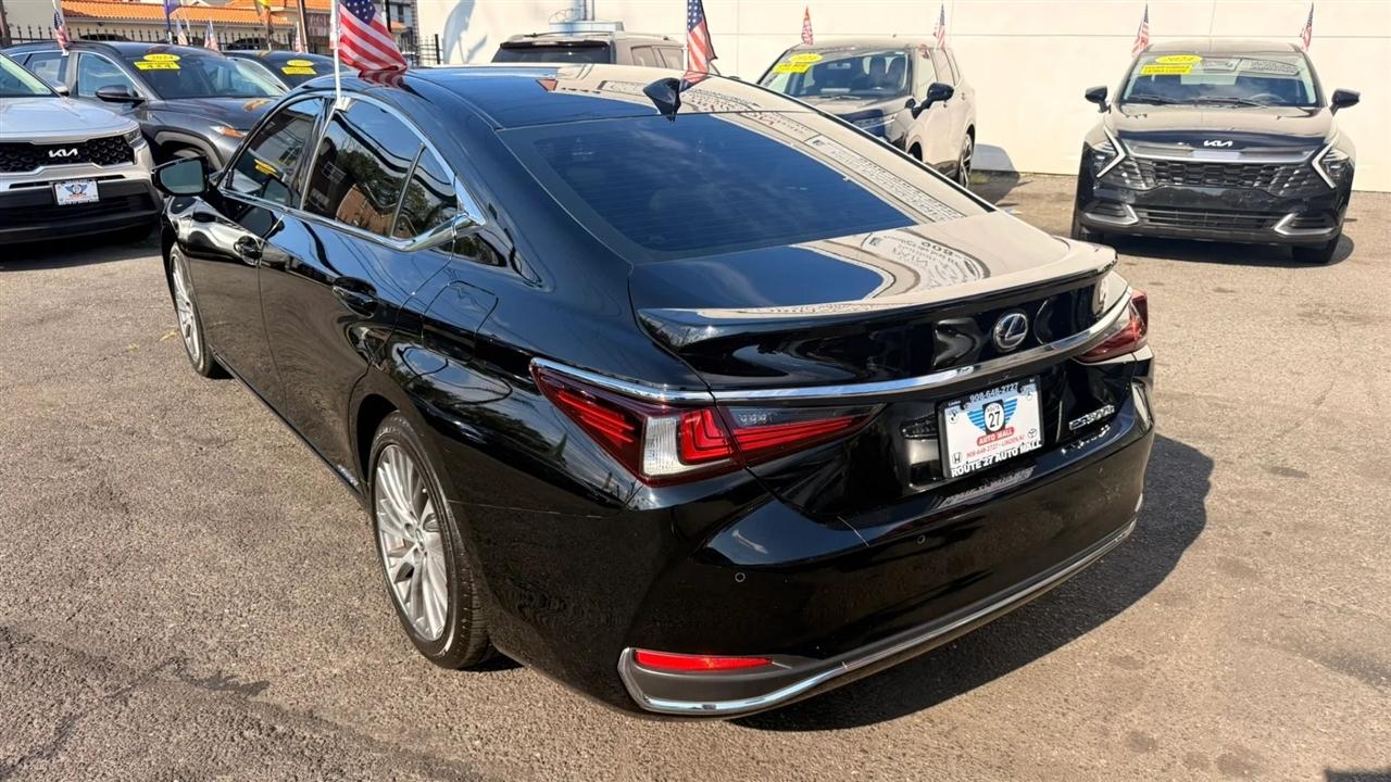 Lexus ES 300h Base 2021