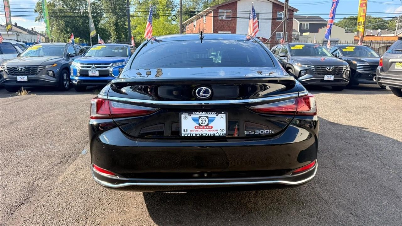 Lexus ES 300h Base 2021