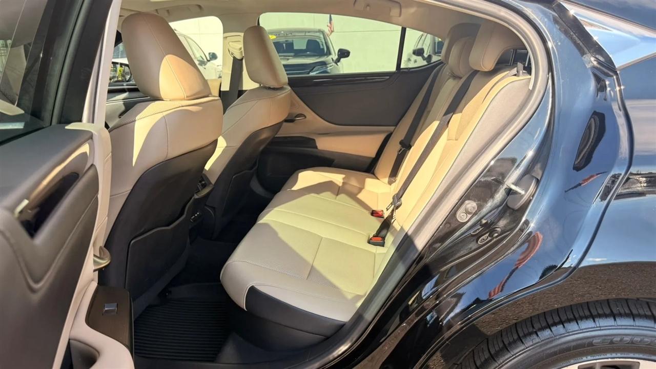 Lexus ES 300h Base 2021