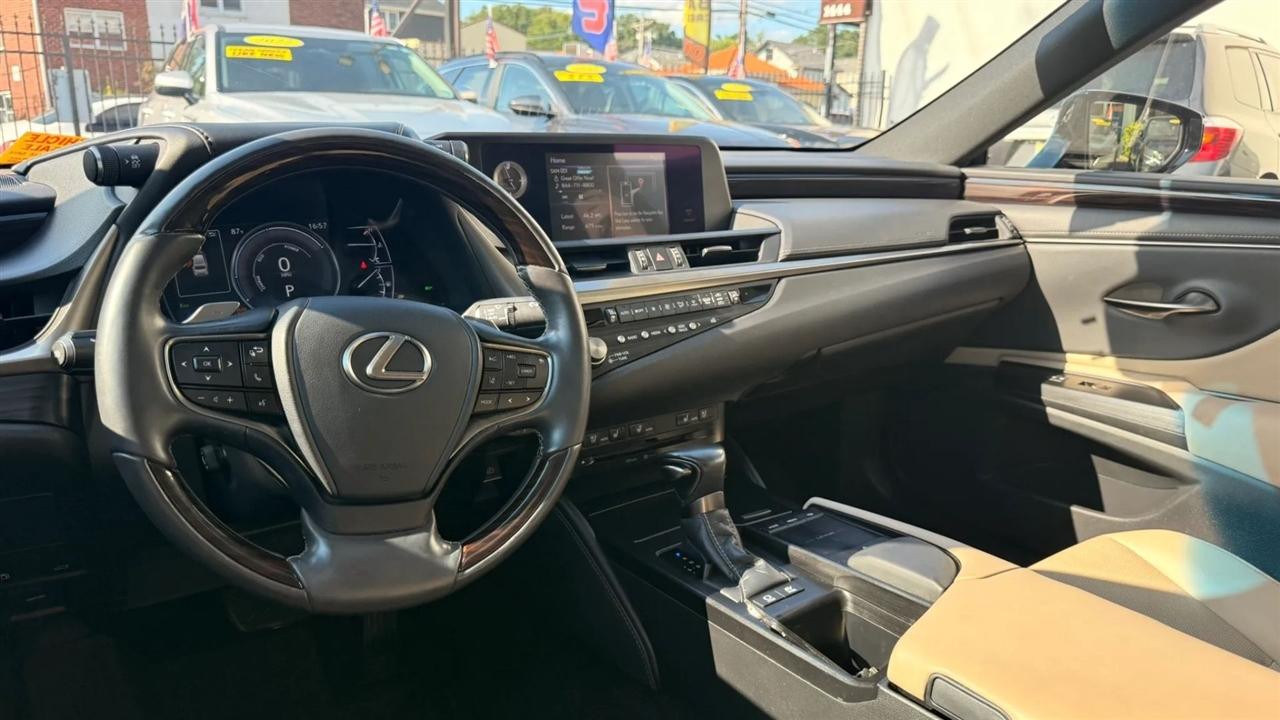 Lexus ES 300h Base 2021