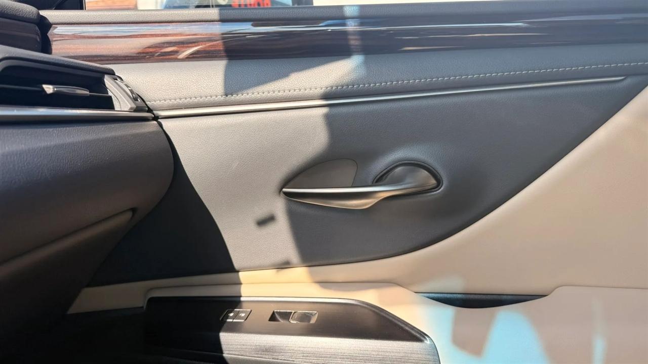 Lexus ES 300h Base 2021